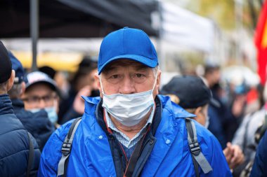 CHISINAU, MOLDOVA - 28 Nisan 2021: Kameraya bakan tıbbi maskeli adam, Anayasa Mahkemesi binası önünde erken seçim protestoları