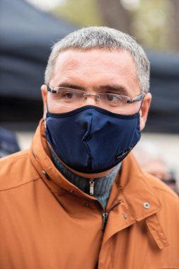 CHISINAU, MOLDOVA - 28 Nisan 2021: Renato Usatii tıbbi maskeli, Anayasa Mahkemesi binası önünde erken seçim protestoları