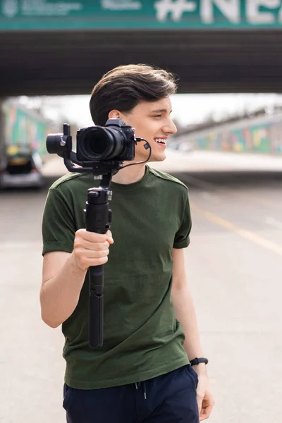 Joven Fotógrafo Sonriente Con Cámara Trípode Sesión Fotos Carretera —  Fotos de Stock