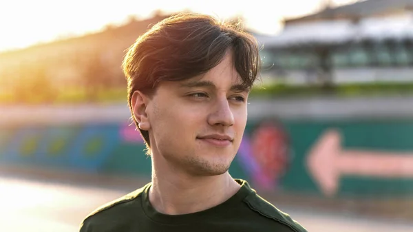 Retrato Joven Sonriente Atardecer —  Fotos de Stock