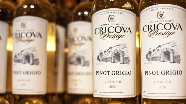 Cricova Moldova Nisan 2021 Şaraphanede Beyaz Şarap Şişeleri — Stok fotoğraf