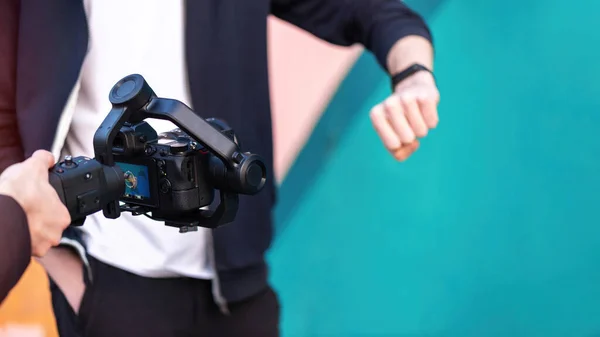 Mano Masculina Sosteniendo Una Cámara Steadycam Tomando Foto Hombre Con —  Fotos de Stock