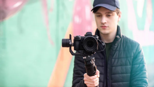 Man Holding Camera Steadycam Colored Background — Stock Photo, Image