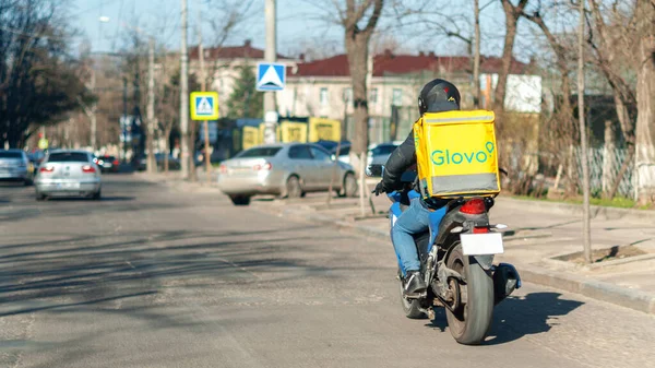 Chisinau Moldova Abril 2021 Glovo Entregador Scooter Movimento Estrada — Fotografia de Stock