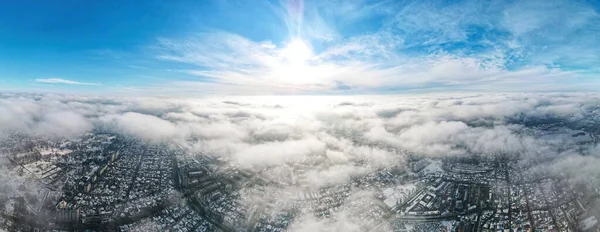 チシナウの空中ドローンパノラマビュー 複数の建物 雪や裸の木 空気中の霧や低雲で良い天気 モルドバ — ストック写真