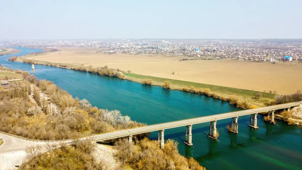 Yüzen Nehir Yakınındaki Köy Üzerindeki Bir Köprünün Hava Aracı Görüntüsü — Stok fotoğraf