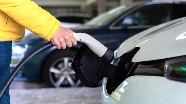 Homem Conectando Carregador Carro Elétrico Branco — Fotografia de Stock