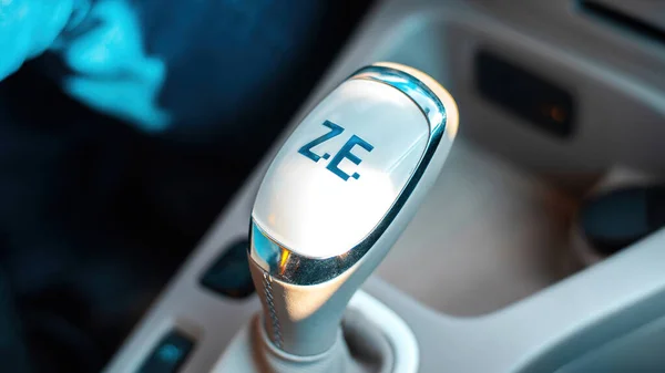 Chisinau Moldova エイプリル社2021年26日 電気自動車用変速機ハンドルに文字がついています — ストック写真