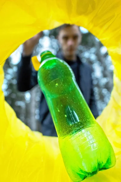 Man Kastar Grön Plastflaska Soptunna Utsikt Från Insidan Burken — Stockfoto