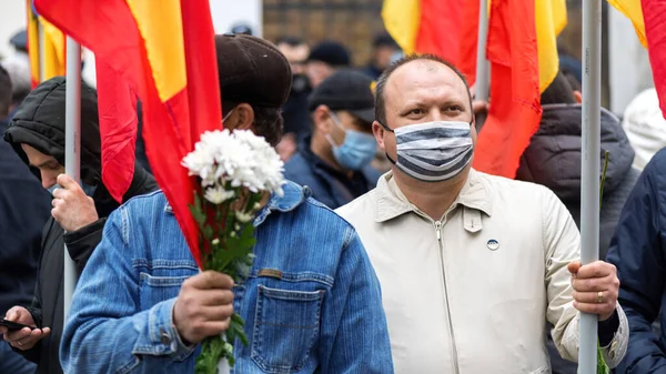 Chisinau Moldova Abril 2021 Pessoas Segurando Flores Bandeiras Pessoas Protestando — Fotografia de Stock