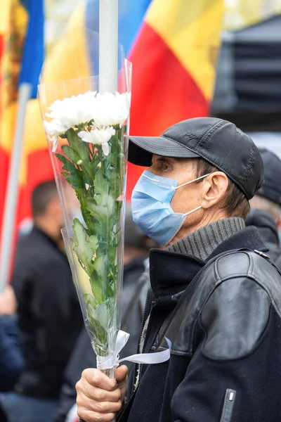 Chisinau Moldova April 2021 Ein Mann Hält Blumen Die Höhe — Stockfoto