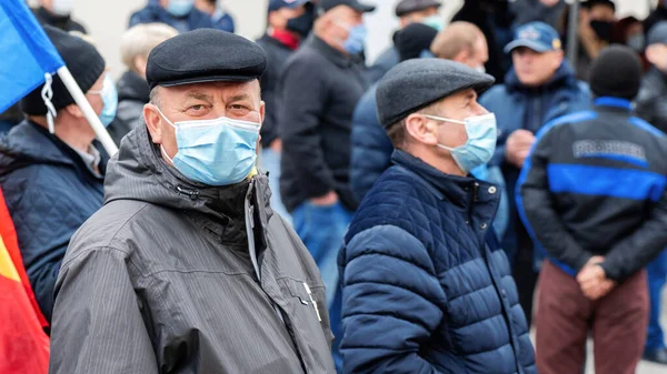 Chisinau Moldova Abril 2021 Velho Mascarado Médico Olhando Para Câmera — Fotografia de Stock