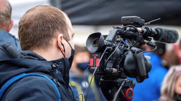CHISINAU, MOLDOVA - 28 Nisan 2021: Kameraman profesyonel kamerayla video kaydı, anayasa mahkemesi önünde erken seçimleri protesto eden insanlar