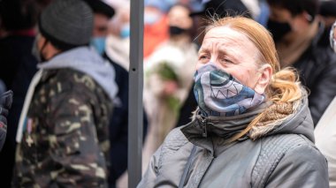 CHISINAU, MOLDOVA - 28 Nisan 2021: Maskeli kadın, Anayasa Mahkemesi binası önünde erken seçimleri protesto eden insanlar