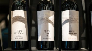 PURCARI, MOLDOVA - 4 Nisan 2021: Şaraphanedeki şarap şişeleriyle dolu raflar