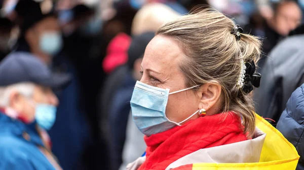 CHISINAU, MOLDOVA - 28 Nisan 2021: Tıp maskeli kadın, Anayasa Mahkemesi binası önünde erken seçim protestoları