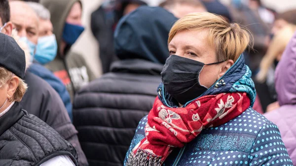 Chisinau Moldova エイプリル社2021年28日 医療用マスクの女性 憲法裁判所ビル前でのスナップ選挙に抗議する人々 — ストック写真
