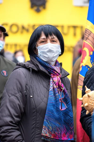 몰도바 2021 의료용 마스크를 카메라를 재판소 앞에서 총선을 요구하는 사람들 — 스톡 사진