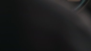 Uluslararası Aşılama Sertifikası COVID-19 QR kodlu bir erkek el pasaportu ve akıllı telefon.