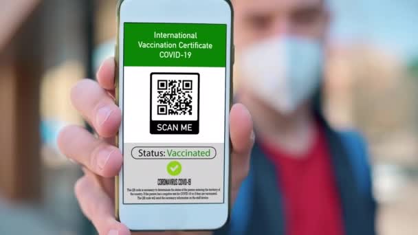 Muž Lékařské Masce Mezinárodním Očkovacím Certifikátem Covid Kód Smartphonu — Stock video