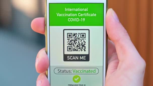 Mano Maschile Possesso Uno Smartphone Con Certificato Vaccinazione Internazionale Covid — Video Stock