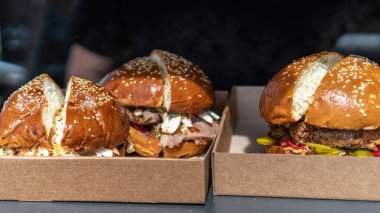 Yemekli tabak. Dilimlenmiş hamburger. Barbekü. Sokak Yemeği