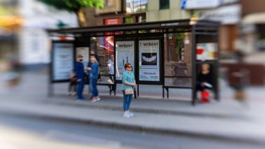 CHISINAU, MOLDOVA - 9 Haziran 2021: Şehrin merkezindeki Trolleybus İstasyonu Lensbaby artistik bulanıklık