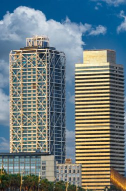 İspanya, Barselona 'daki iki yüksek ve modern binanın dikey çekimi