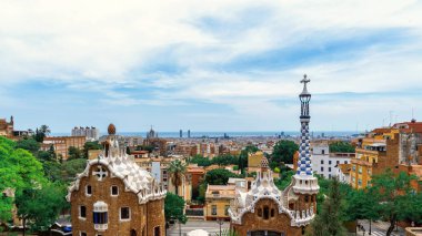 Barcelona 'nın panoramik manzarası, birden fazla binanın çatıları, İspanya, Parc Guell' den manzara