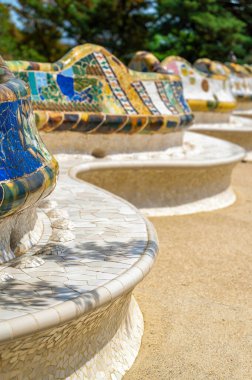 Parc Guell, Barcelona, İspanya 'da sıradışı mimari tarzla yapılmış bankları olan meydan.