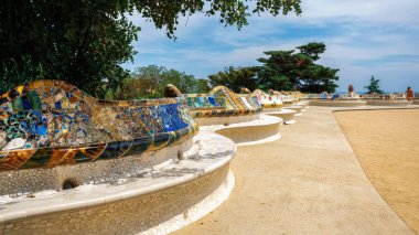 Parc Guell, Barcelona, İspanya 'da sıradışı mimari tarzla yapılmış bankları olan meydan.
