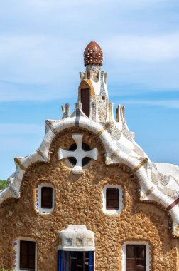 Park Guel, alışılmadık mimari tarzıyla bina, arka planda Barselona, İspanya
