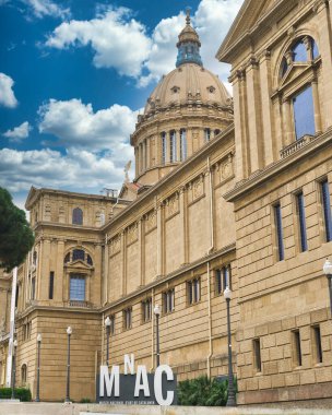 BARCELONA, İspanya - 19 Haziran 2021 Palau Nacional. Bulutlu gökyüzü