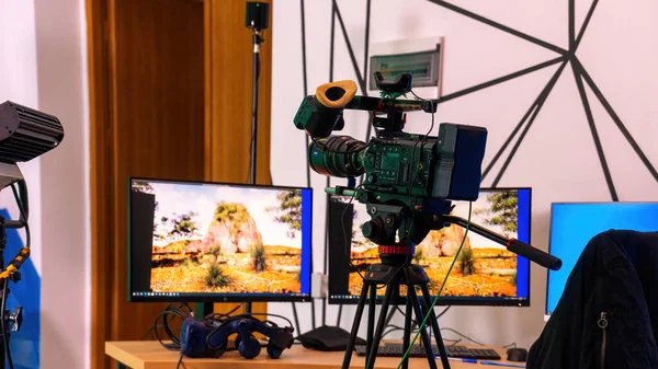 Професійна Відеокамера Підставці Моніторами Столі Студії Віртуальне Виробництво — стокове фото