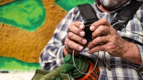 Muž Opravuje Ruční Sekačku Trávu — Stock fotografie