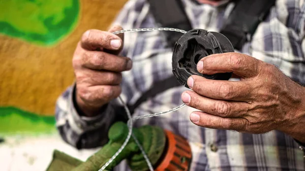Homem Está Consertando Seu Cortador Grama Mão — Fotografia de Stock