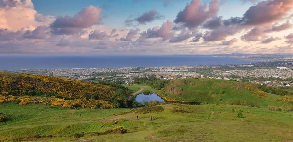 Bir Tepeden Edinburgh Panoramik Manzarası Yeşillik Tepeler Binalar Uzaktaki Deniz — Stok fotoğraf
