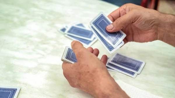 Ένας Άντρας Που Παίζει Χαρτιά Άλλους Ανθρώπους Ανακατεύοντας Μια Τράπουλα — Φωτογραφία Αρχείου