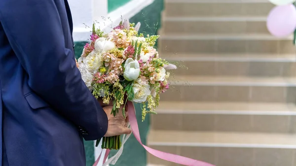 Brudgum Som Håller Frodig Bukett Nära Utsikt Bröllopsceremoni — Stockfoto