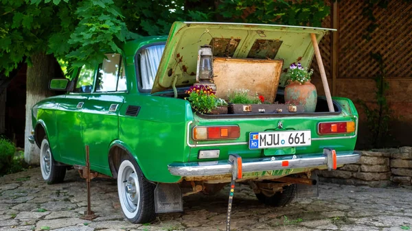 Der Kofferraum Eines Grünen Oldtimers Ist Mit Blumen Geschmückt — Stockfoto