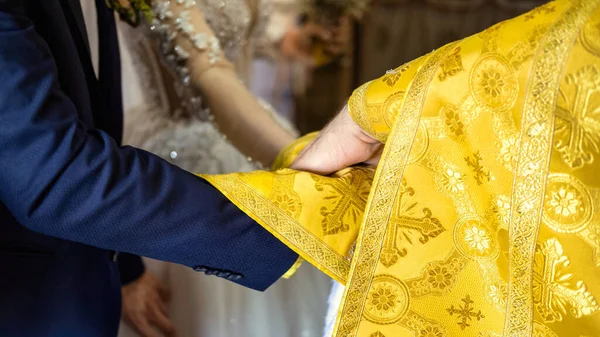 Orthodoxe Priester Die Een Kerk Dient Bruiloft Ceremonie — Stockfoto