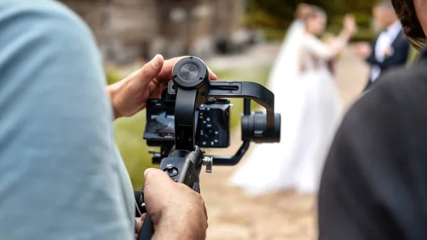 Cameraman Che Registra Una Cerimonia Matrimonio Con Una Telecamera Treppiede — Foto Stock