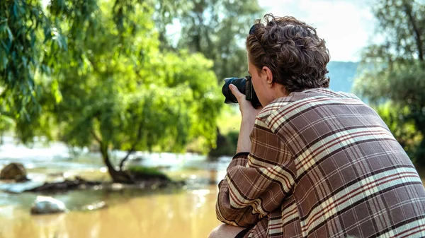 Jovem Com Cabelos Encaracolados Tirando Fotos Usando Câmera Natureza Rio — Fotografia de Stock