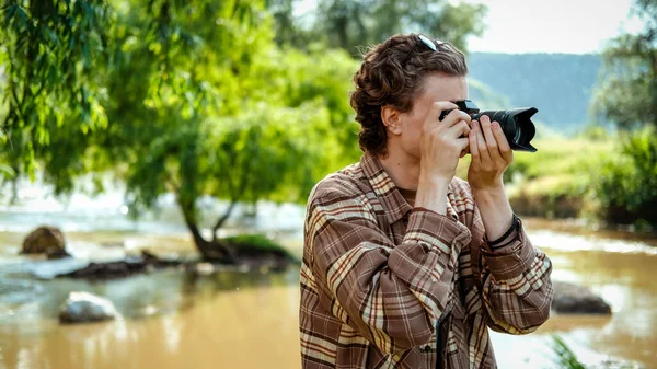 Jovem Com Cabelos Encaracolados Tirando Fotos Usando Câmera Natureza Rio — Fotografia de Stock