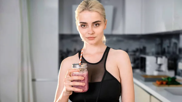 Fiatal Kezében Egy Egészséges Smoothie Ital — Stock Fotó