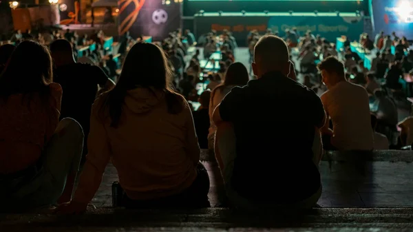 Persone Sedute Guardare Calcio Luogo Pubblico Notte — Foto Stock