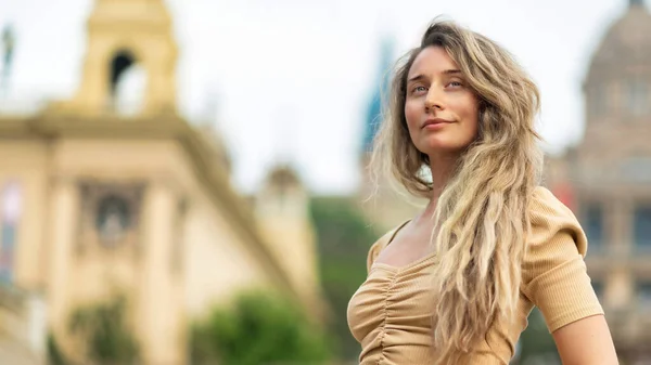 Mulher Caucasiana Vestido Com Vista Barcelona Fundo Espanha — Fotografia de Stock