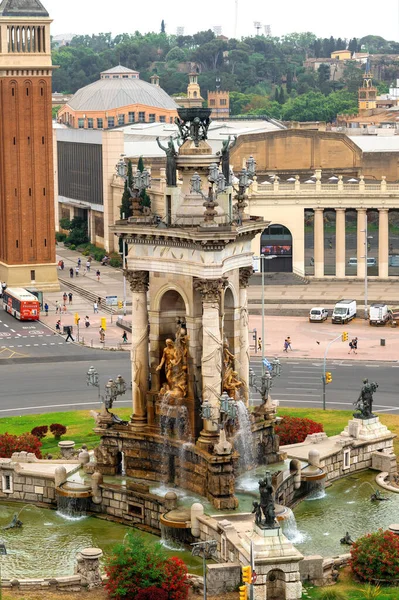 埃斯帕纳广场 西班牙巴塞罗那的一座有喷泉的纪念碑 多云的天空 拥挤的交通 — 图库照片