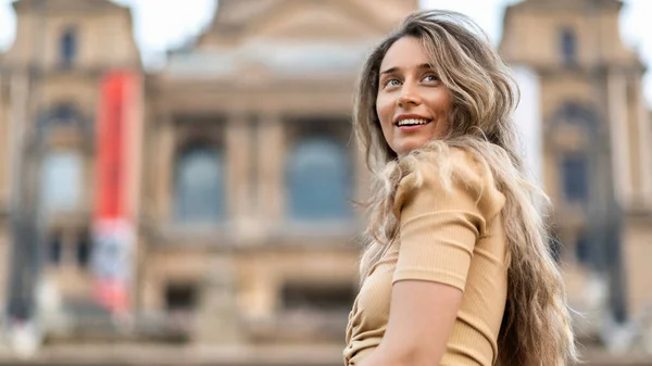 Felice Donna Caucasica Abito Con Vista Barcellona Sullo Sfondo Spagna — Foto Stock