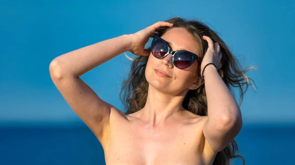 Kaukaska Kobieta Okularach Przeciwsłonecznych Pozująca Morzem Śródziemnym Tle Hiszpania — Zdjęcie stockowe